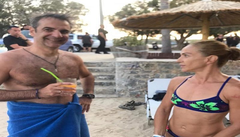mitsotakis-me-petseta-kai-ximo-stin-paralia